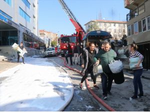 GÜNCELLEME 3 - İzmir'de özel hastanede çıkan yangın söndürüldü