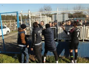 Amatör ligde stadın dışından atılan taşlarla bir futbolcu yaralandı