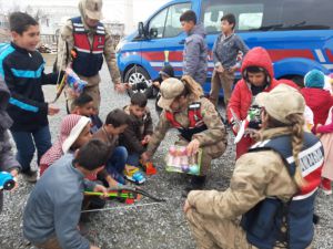 Jandarma depremden zarar gören çocukların morallerini üst seviyede tutuyor