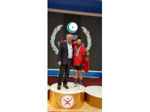 Milli halterci Daniyar İsmayilov, Özbekistan'da 3 altın madalya kazandı