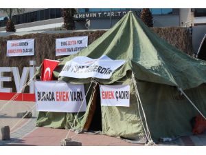 İzmir'de Menemen Belediyesinden çıkarılan işçiler çadır kurarak eyleme başladı