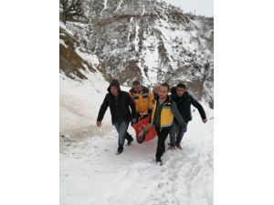 Karla kaplı yolda hastayı 500 metre sedye ile taşıdılar