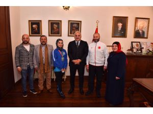 Milli karateci Keyda Nur Çolak'tan, Trabzon Büyükşehir Belediye Başkanı Zorluoğlu'na ziyaret