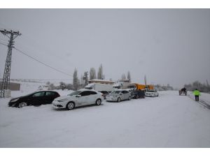 Malatya-Kayseri kara yolu yoğun kar nedeniyle ulaşıma kapandı