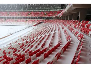 Kupa maçının oynanacağı Yeni 4 Eylül Stadı'nın zemini karla kaplandı