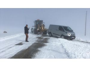 Kırşehir'de kardan mahsur kalan ambulans ve araçlar özel idare ekiplerince kurtardı