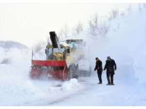 Muş'ta ekipler kar ve tipiye aldırmadan köy yollarını ulaşıma açıyor