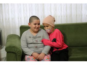 Yalovalı küçük Senanur kanser olan arkadaşı üzülmesin diye saçını kazıttı