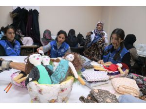 Ağrı'da kadınlar atık kumaşlardan İdlib'deki çocuklar için giysi ve oyuncak üretiyorlar