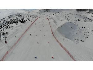 Snowboard 2. Etap Yarışmaları, Erzincan'da başladı