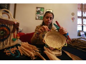 Mısır yaprağı ve kındıra otunu hediyelik eşyaya dönüştürüyor