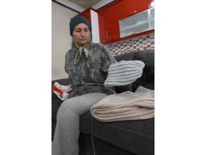 Depremzede Asya Koşal tek kolu ve ayağıyla ördüğü atkı ve bereleri Elazığ'a gönderdi