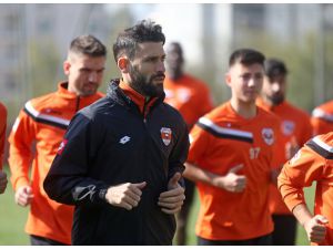 Adanasporlu futbolcular ligde kalacaklarına inanıyor
