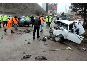 Karabük'te iki otomobil çarpıştı: 1 ölü, 4 yaralı