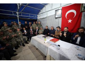 Bakan Akar ve komutanlardan şehit ailesine taziye ziyareti