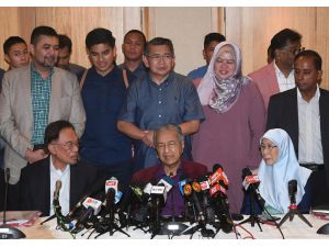 Malezya'da başbakanlıkta değişim tarihini Mahathir Muhammed belirleyecek: