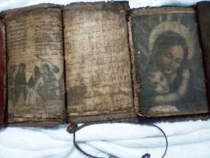 Adana'da tarihi eser operasyonunda el yazması 3 dini kitap ele geçirildi