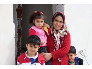 Mersin'de odunlukta yaşayan aile yardımlar sayesinde daireye kavuşacak