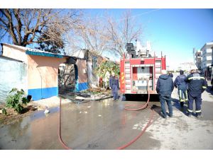 Antalya'da yangın çıkan evde mahsur kalan kişiyi arkadaşı pencereyi kırarak kurtardı