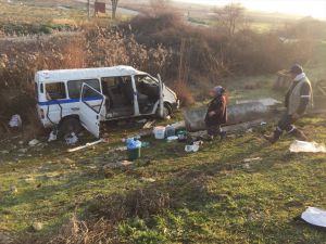 GÜNCELLEME - Manisa'da tarım işçilerini taşıyan minibüs ile otomobil çarpıştı: 1 ölü, 12 yaralı