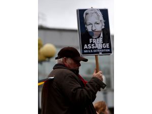 Assange, ABD'ye iade davasında hakim karşısına çıktı