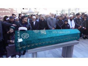 Bayrampaşa'da bıçaklanarak öldürülen gencin cenazesi toprağa verildi
