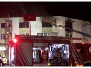 Tuzla'da iş yeri yangınına itfaiye müdahale etti