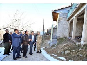 Malatya'da vali ve belediye başkanı deprem bölgesinde inceleme yaptı