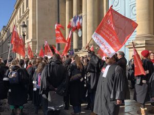 Fransa'da avukatlardan meclis önünde emeklilik reformu protestosu