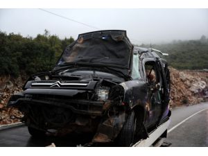 Antalya'da hafif ticari araç devrildi: 6 yaralı