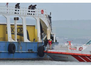 GÜNCELLEME 2 - Çanakkale'de denizde oluşan kum adasına oturan feribot kurtarıldı