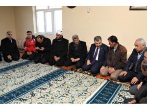 Sağlık Bakanı Koca, Van'da depremden etkilenen mahalleyi ziyaret etti