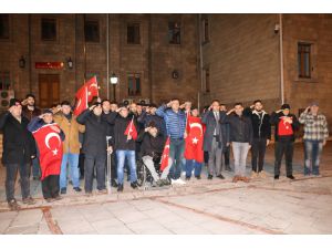 Isparta’da vatandaşlar Mehmetçiğe destek için toplandı