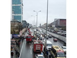 Beylikdüzü'nde vinç devrildi