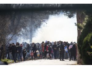 Yunan sınır polisi göçmenlere biber gazı ve ses bombasıyla müdahale etti