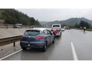Bursa'da sıfır kilometre otomobil yüklü tır devrildi