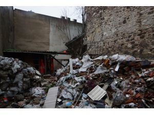 GÜNCELLEME - İzmir'de 3 katlı metruk bina çöktü