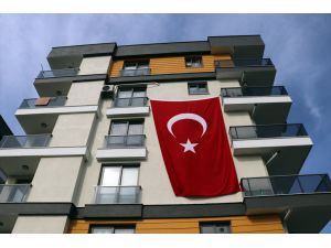 Türk bayrağını gören çocukların İstiklal Marşı'nı okuması sosyal medyada ilgi gördü
