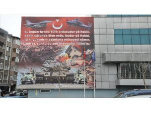 İdlib'deki Türk askerine destek için Erzurum SGK Müdürlüğüne dev afiş asıldı