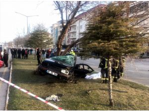 Aksaray'da otomobil ağaca çarptı: 2 ölü, 1 yaralı