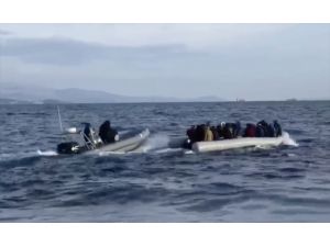 Yunan Sahil Güvenlik unsurlarının düzensiz göçmenleri geri itmesi kamerada