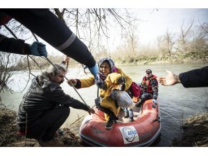 Düzensiz göçmenler Meriç Nehri'ni aşmaya çalışıyor