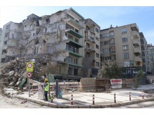 İzmir'de 40 yıldır eğik haldeki binalarda yıkım başladı