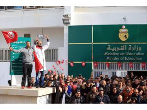 Tunus'ta öğretmenlerden zam ve iyileştirme protestosu