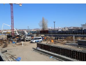 Sivas'ta devrilen vincin bomu altında kalan işçi ağır yaralandı