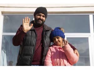 Yunanistan sınırında ailesini kaybeden 12 yaşındaki Afgan Menice babasıyla buluştu