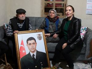 Uşak Valisi Funda Kocabıyık, İdlib'de şehit olan askerin ailesini ziyaret etti