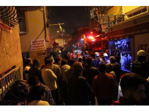 Fatih'te markette çıkan yangın hasara neden oldu
