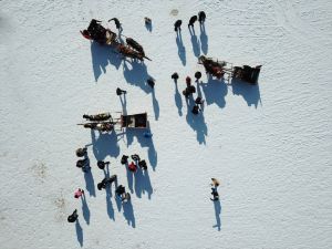 Kars'ta yüzeyi buzla kaplanan Çıldır Gölü turistlerin vazgeçilmez adresi oldu