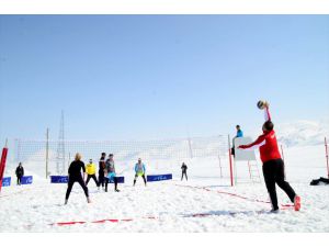 Bitlis'te "kar voleybolu" turnuvası